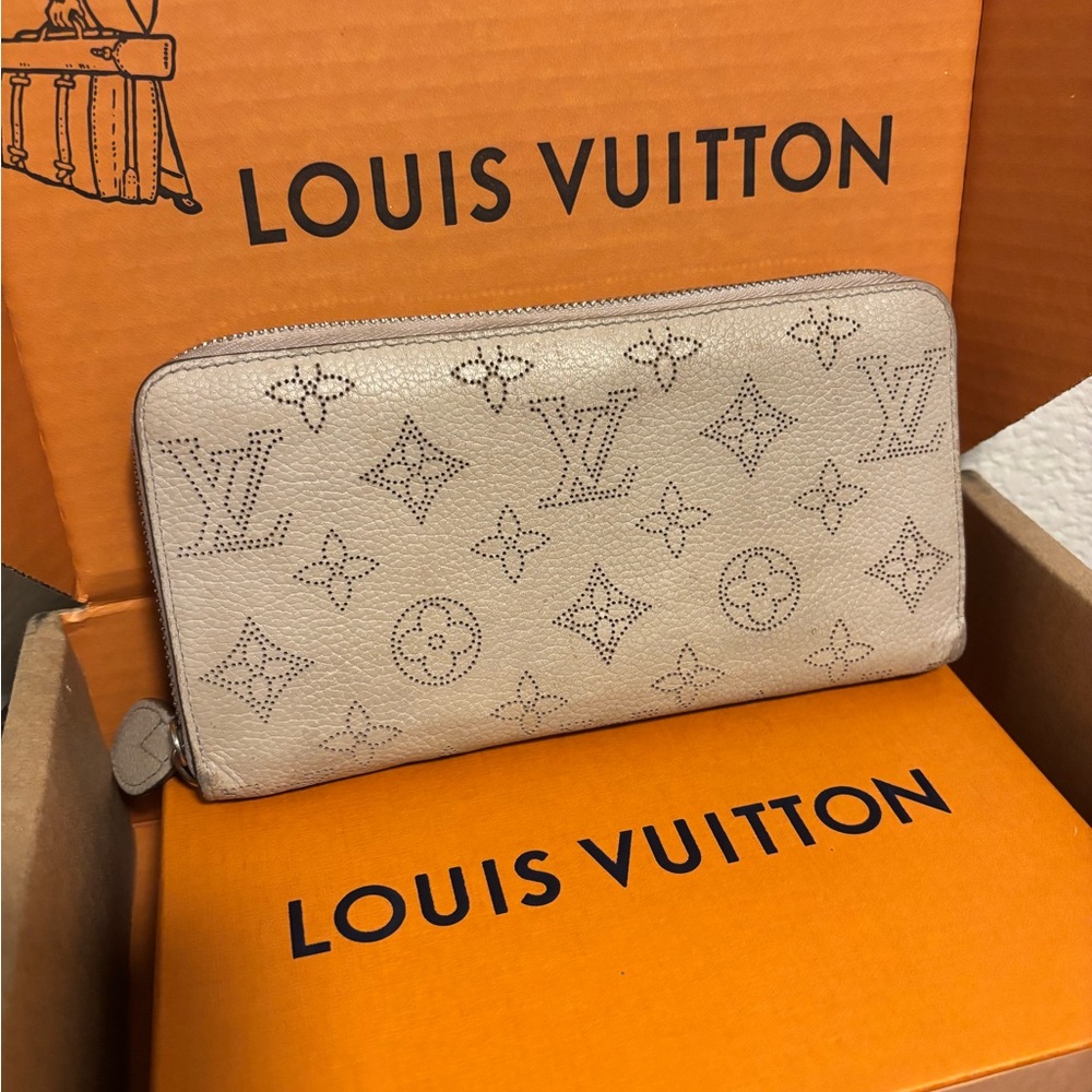 Louis Vuitton Zippy Mahina wallet